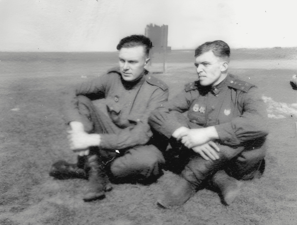 Марченко Пётр Яковлевич (справа) и Казаков, 1945 г.
