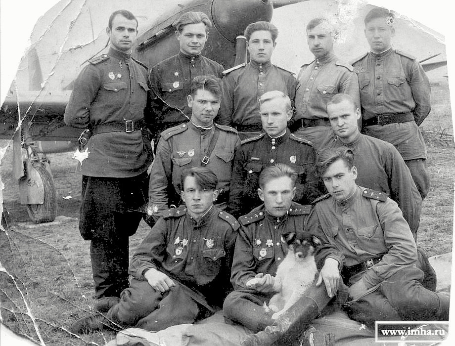 Мельников Сергей Григорьевич (слева внизу) с товарищами