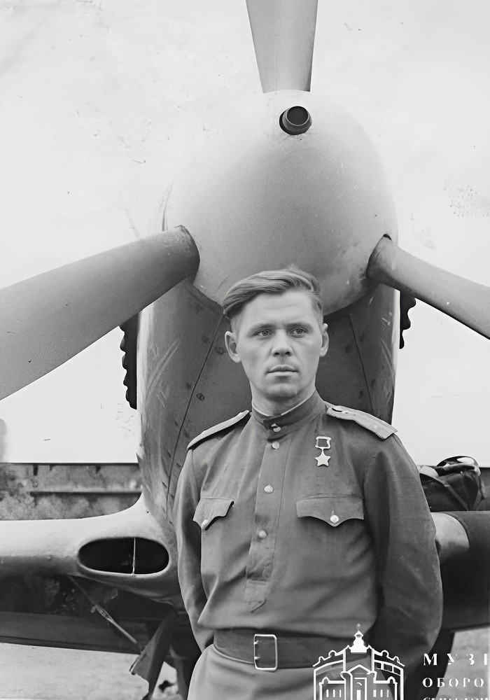 Меркулов Владимир Иванович у самолёта Як-3, 1945 г.