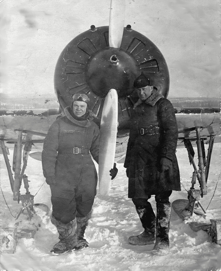 Миронов Виктор Петрович (слева) у самолёта И-16