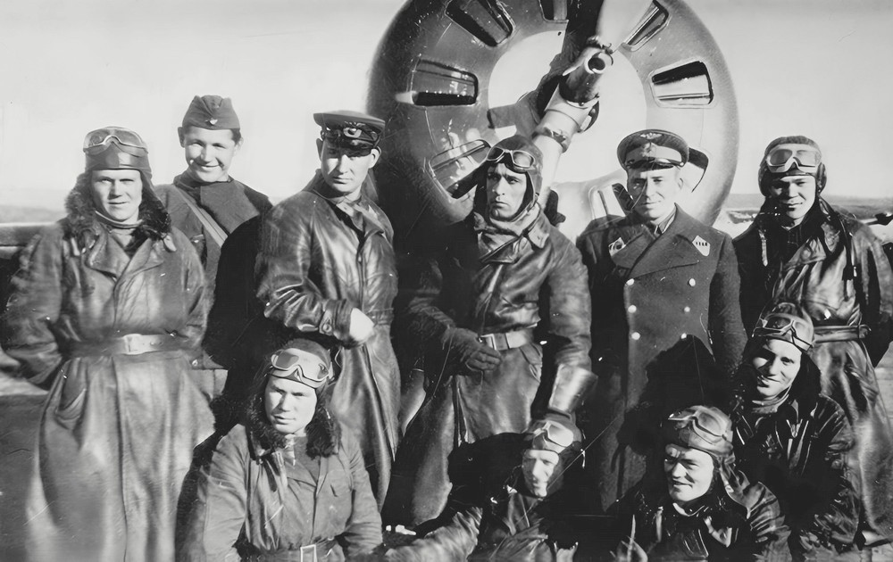 Миронов Виктор Петрович (крайний справа во втором ряду) у самолёта И-16