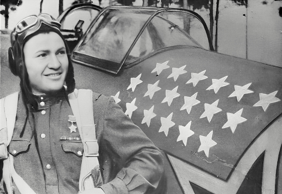 Капитан Мирошниченко Дмитрий Григорьевич у своего самолёта, май 1945 г.