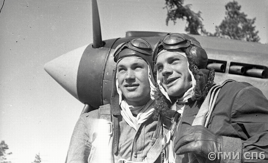 Митрохин Василий Борисович со своим братом Сергеем, лето 1944 г.
