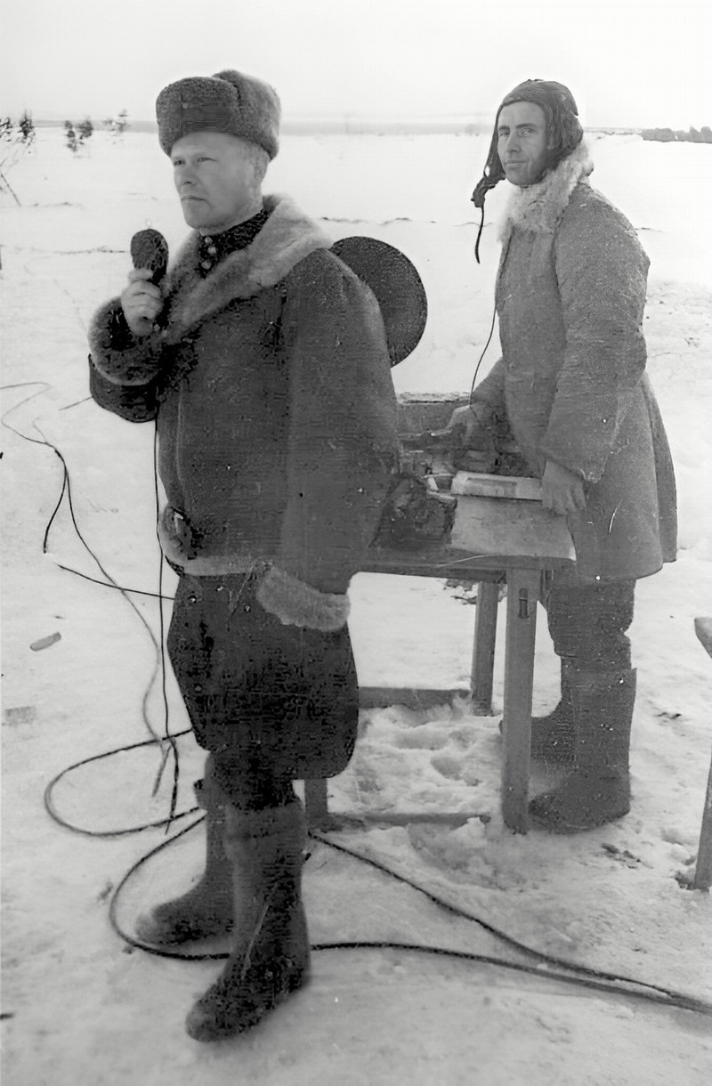 Гвардии майор А. Е. Молодчинин на аэродроме по радио командует лётчиками, 1944 г.