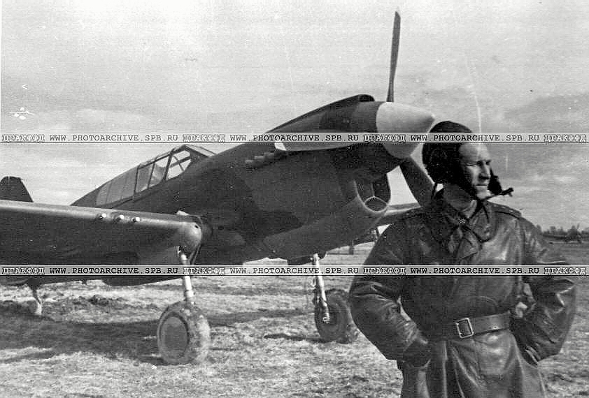 Старший лейтенант Морозов Аркадий Иванович у самолёта 'Киттихаук', апрель 1943 г.