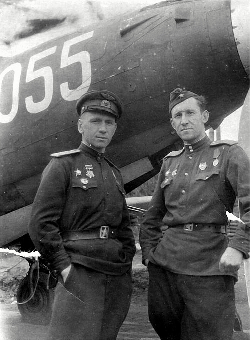 Морозов Аркадий Иванович (справа) у 'Аэрокобры', 1944 г.