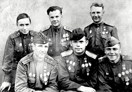 На фото (слева направо) нижний ряд: И. Пишкан, А. Решетов, Ф. Морозов. Верхний ряд: И. Нестеров, В. Люсин, Е.Чистяков.