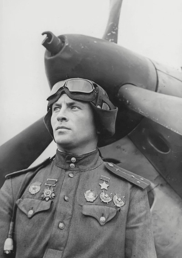 Муравьёв Павел Игнатьевич у своего самолёта, июль 1943 г.