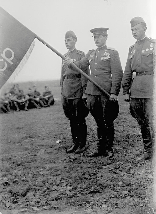 Знамённая группа полка, в центре с Гвардейским знаменем С. М. Новичков. Германия, 1945 г.