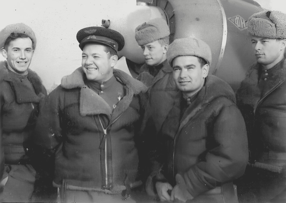 Г. Д. Онуфриенко (второй слева) среди лётчиков 31-го ИАП
