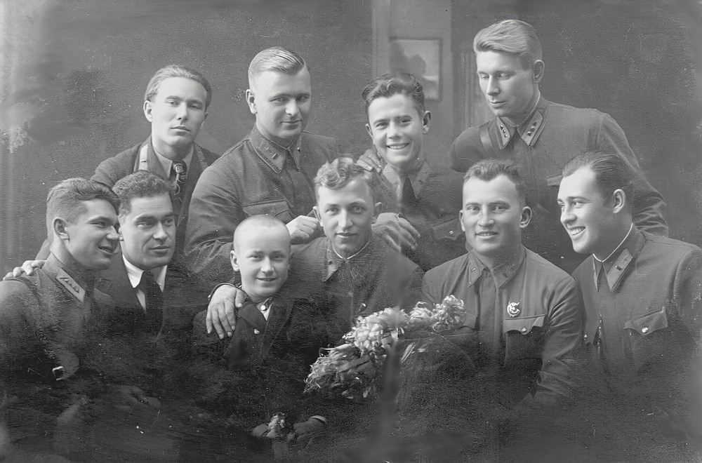 Николай Жердёв (стоит второй слева) с товарищами