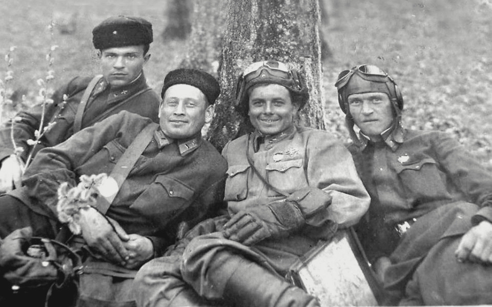 И. Ф. Мотуз (второй слева) с боевыми товарищами, май 1942 г.