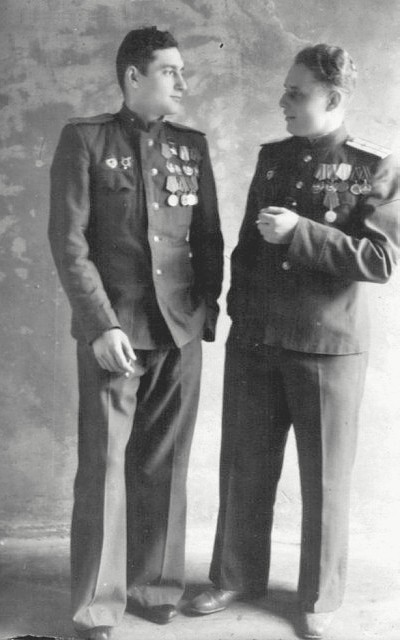Пухов Григорий Дмитриевич (справа) и Амет-хан Султан