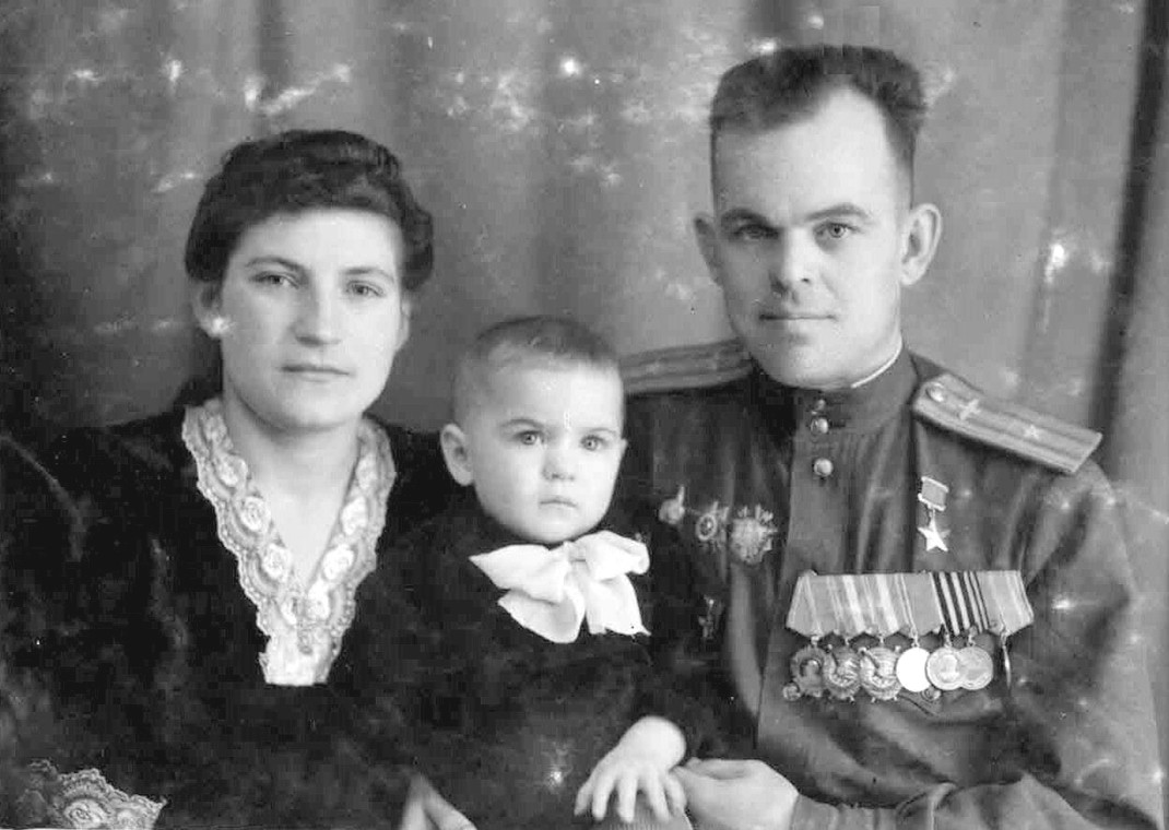 Сачков Михаил Иванович с женой и сыном