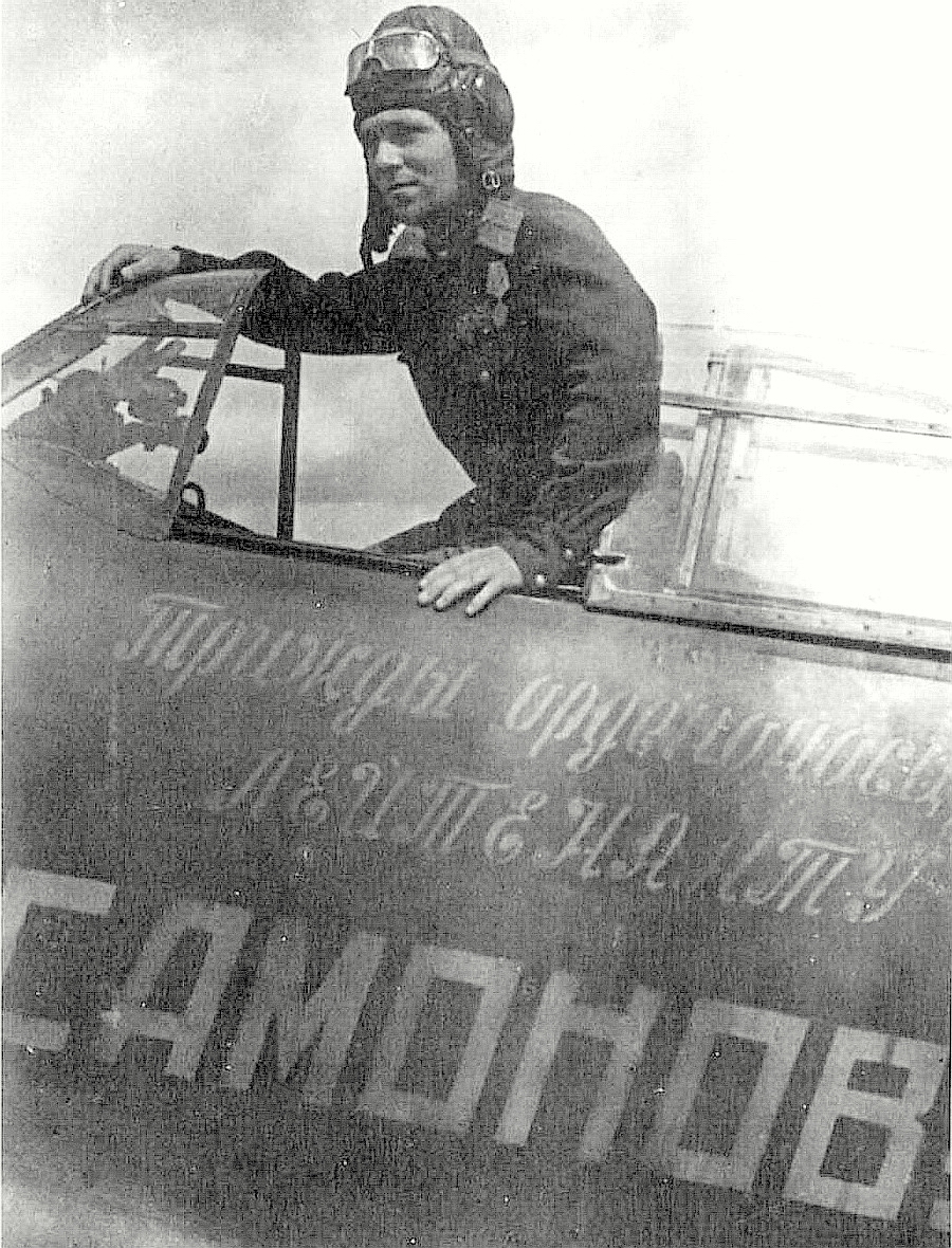 Самонов Николай Тимофеевич в кабине самолёта Ла-5Ф