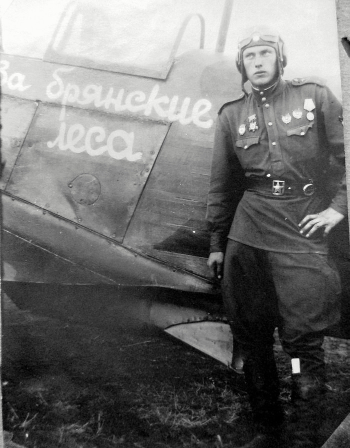 Самуйлик Николай Сергеевич у самолёта Як-1