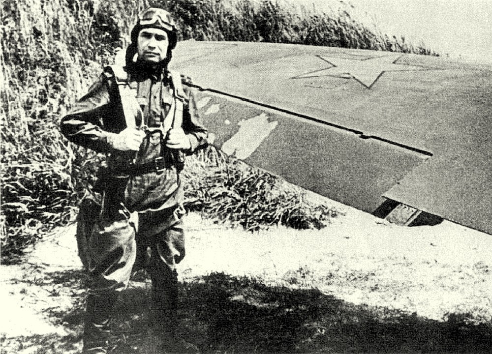 Семёнов Николай Андреевич у самолёта МиГ-3