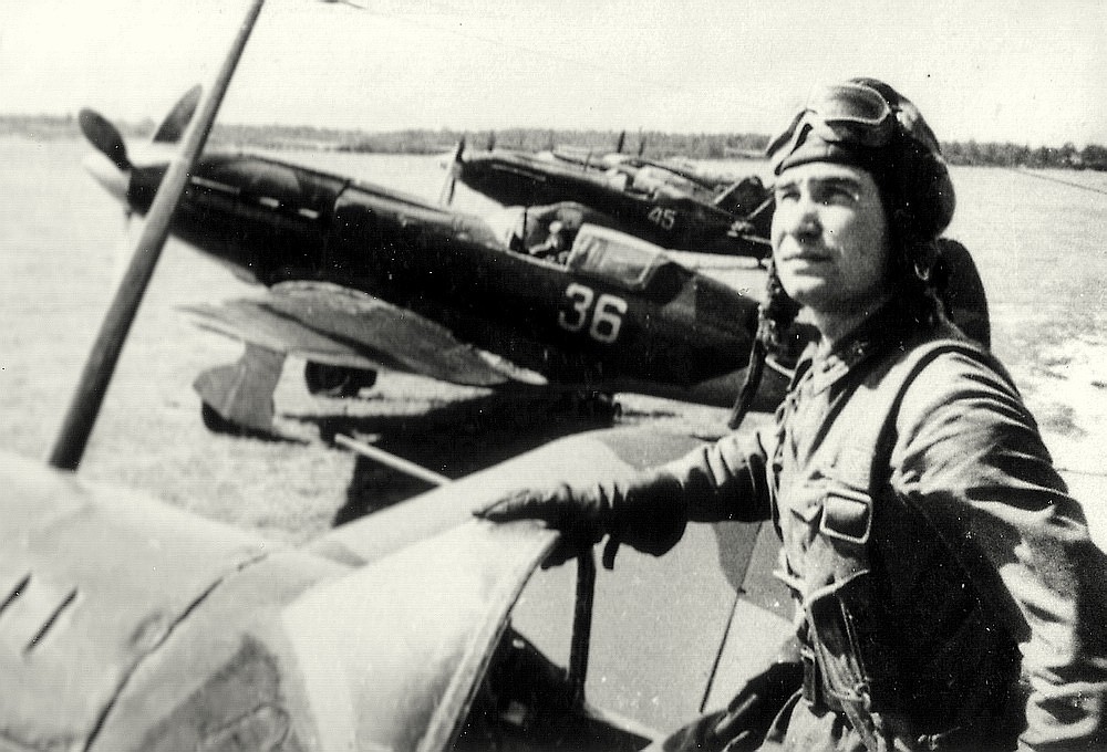 Семёнов Николай Андреевич в кабине самолёта МиГ-3