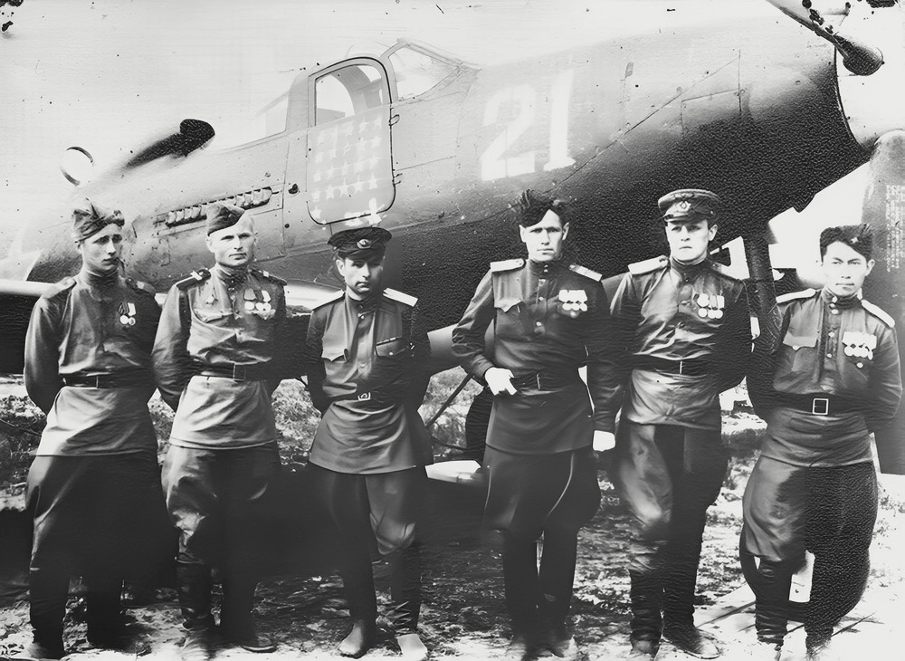 Группа лётчиков 17-го ИАП у самолёта 'Кингкобра' майора В. Ф. Сиротина