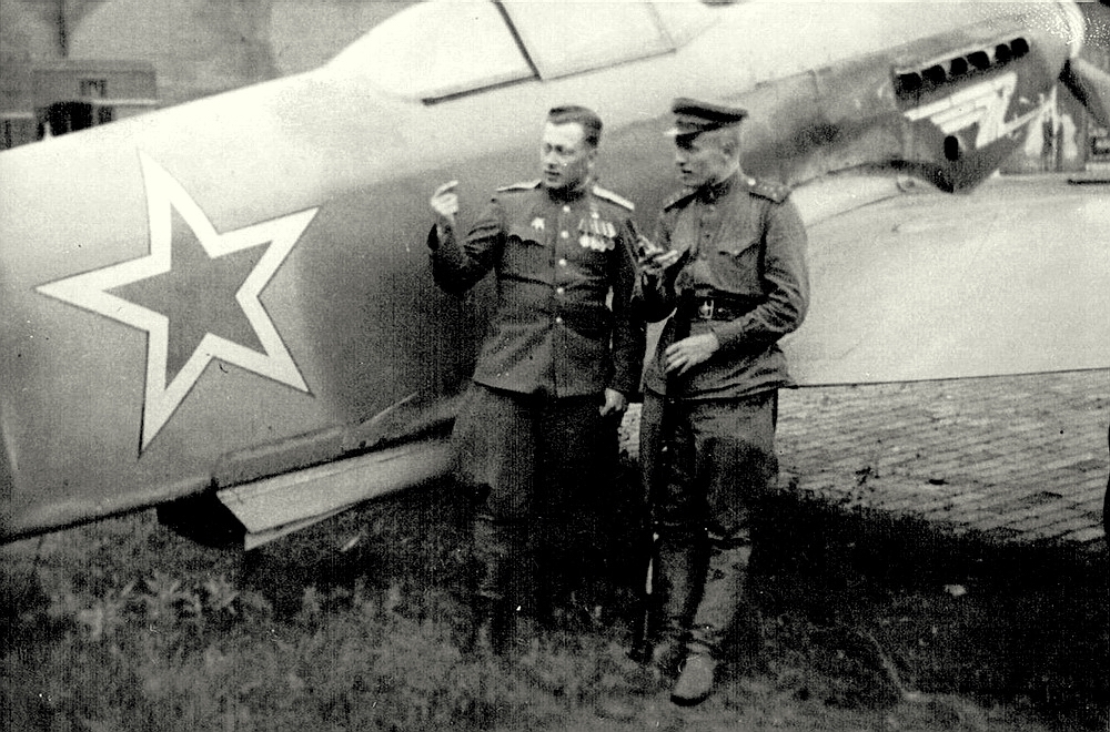 Ситковский Александр Николаевич (слева) у своего самолёта, 1945 г.