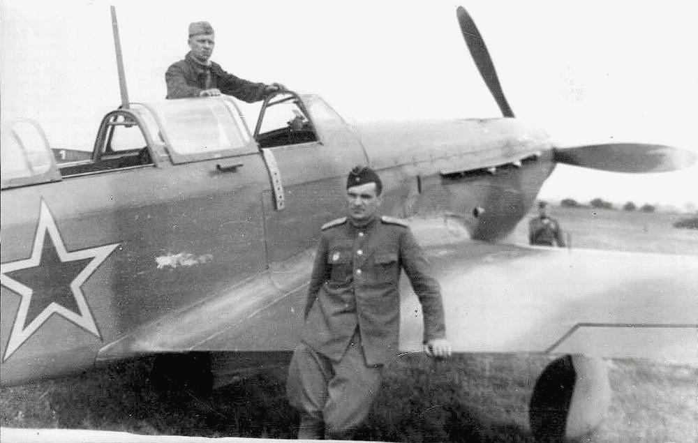 Скляренко Николай Дмитриевич у самолёта Як-3, 1945 г.