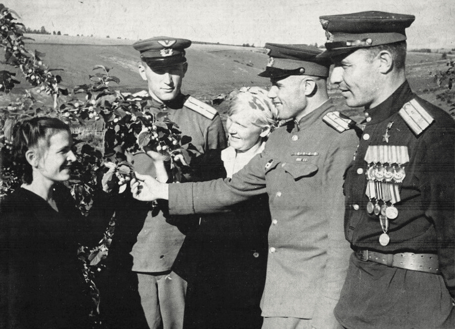 На фото: в центре - командир 304-й ИАД Н. Г. Соболев, справа - ГСС Н. И. Прошенков.
