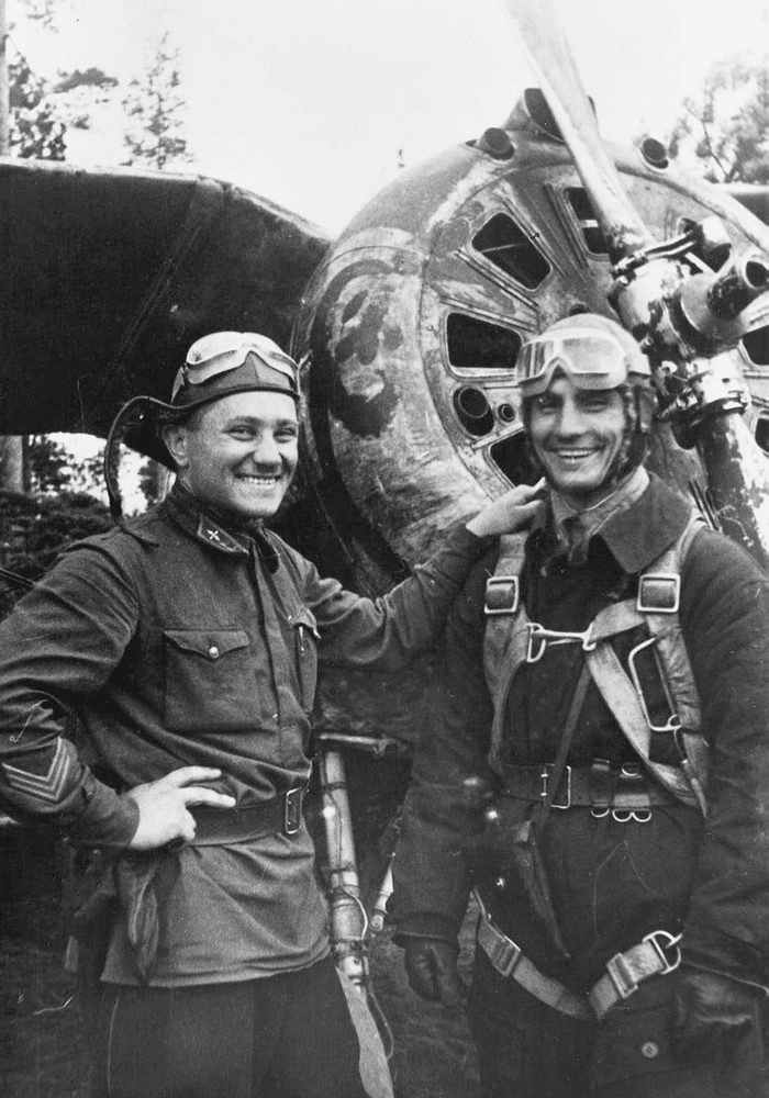 Свитенко Николай Иванович (слева) и его ведомый Слонов Алибек, август 1941 г.