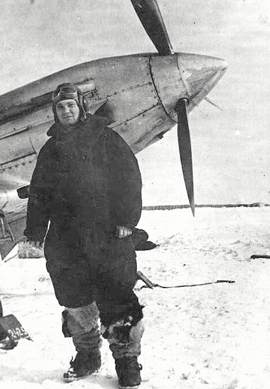 Шумилов Иван Петрович у самолёта МиГ-3, зима 1942 г.