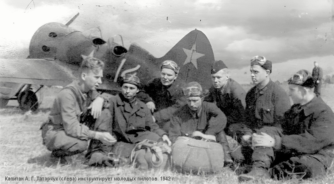 Капитан А. Г. Татарчук (первый слева) инструктирует молодых пилотов