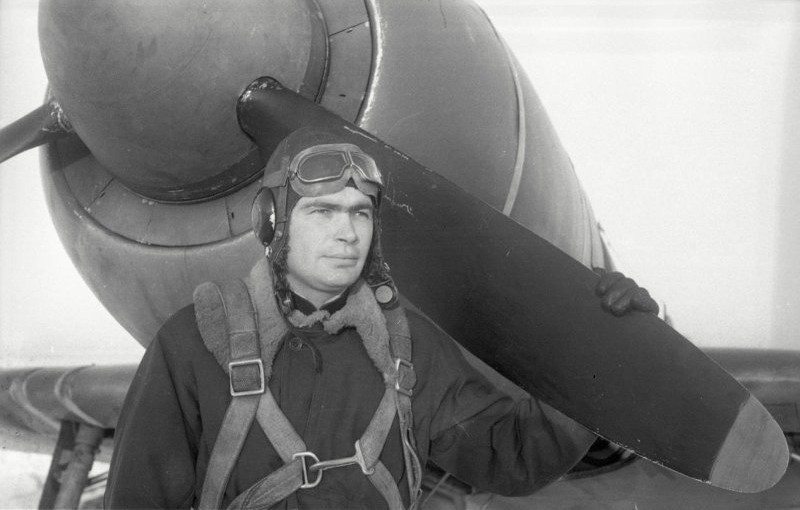 Татаренко Дмитрий Митрофанович у самолёта Ла-5, 1943 г.