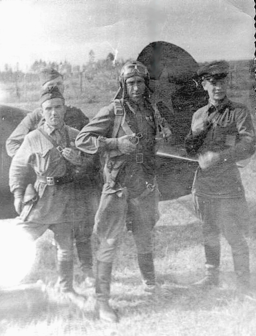 Хомяков Валентин Иванович (в центре) с товарищами