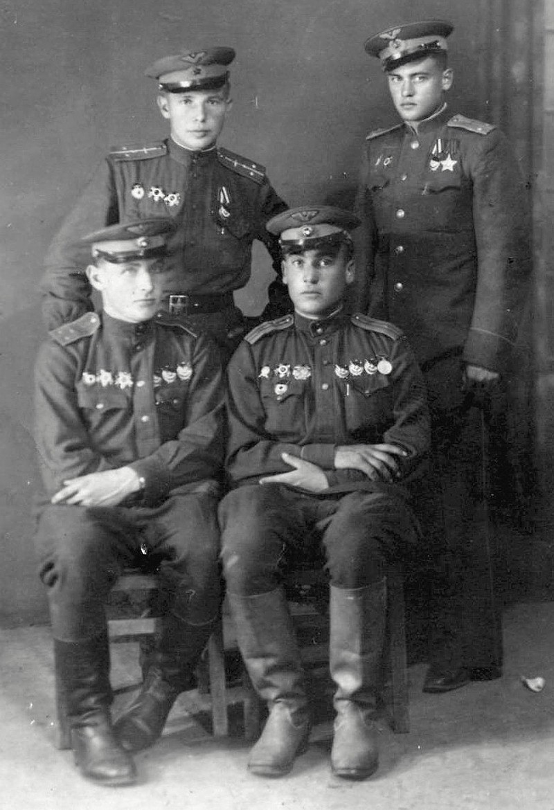 Удовицкий Яков Фёдорович (сидит справа) с товарищами