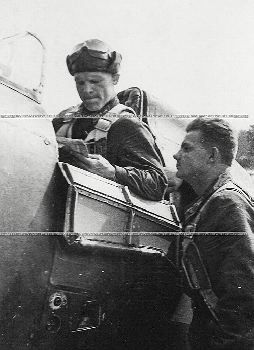 Командир звена 153-го ИАП лейтенант А. С. Смирнов (справа) и лётчик младший лейтенант П. Д. Углянский перед боевым вылетом. Ленинградский фронт, 1941 г.