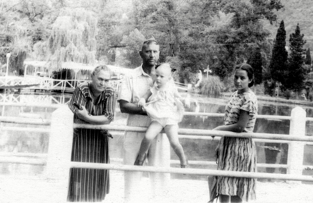 Ватолкин Лев Константинович со своей тёщей, не руках держит дочку Таню, рядом стоит его племянница Галина. Сухуми, лето 1954 г.