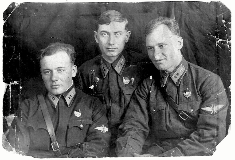 Капитан Н. Г. Волчков (справа) с товарищами