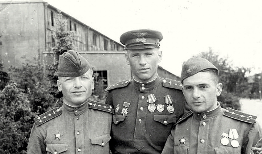 Волков Алексей Андреевич (в центре) с товарищами