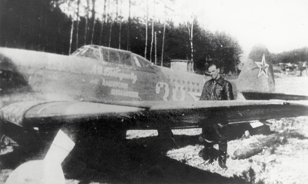 Старший лейтенант Выборнов Александр Иванович у своего Як-9Т