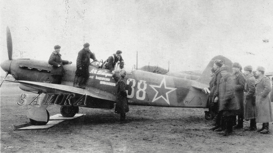 Старший лейтенант Выборнов Александр Иванович в кабине своего Як-9Т, сентябрь 1944 г.