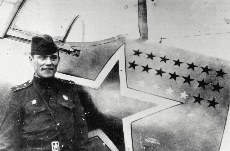 Лейтенант М. М. Зелёнкин у своего самолёта.