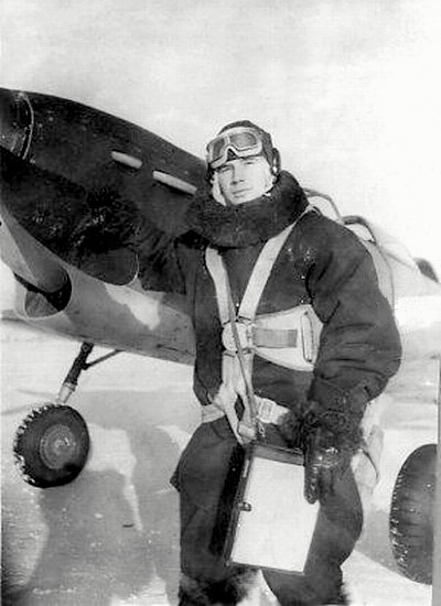 Капитан Г. С. Жуйков перед учебным вылетом