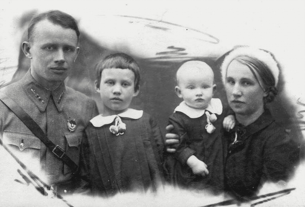 Антонов Яков Иванович с семьёй
