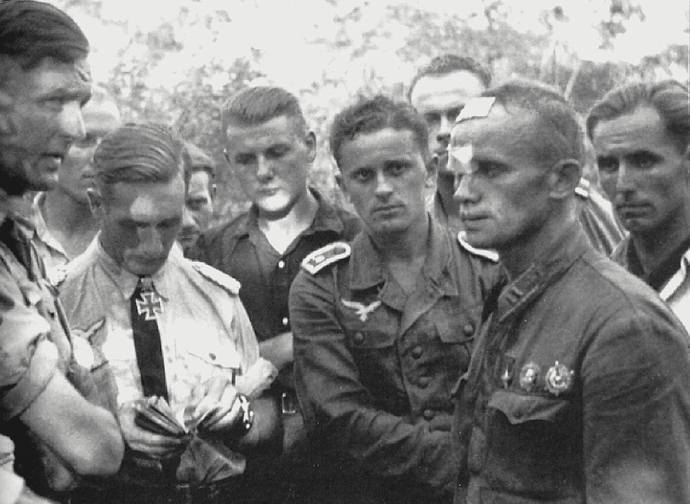 Антонов Яков Иванович среди немецких лётчиков, август 1942 г.
