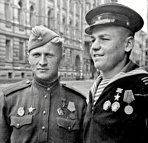 Антонов Иван Петрович (справа)
