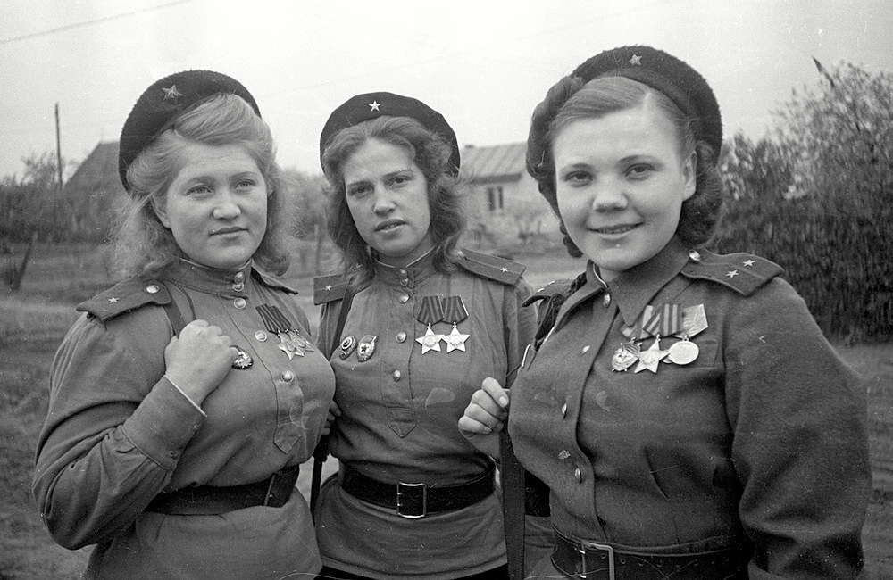 Белоброва Нина Павловна (в центре) с подругами