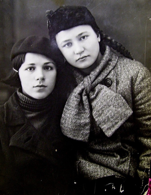 Тося Даневская (справа) после окончания школы.