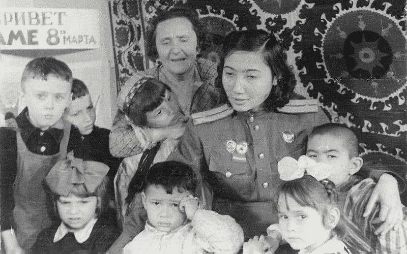Снайпер Ганиева Зиба среди детей одного из детских садов. 1944 г.