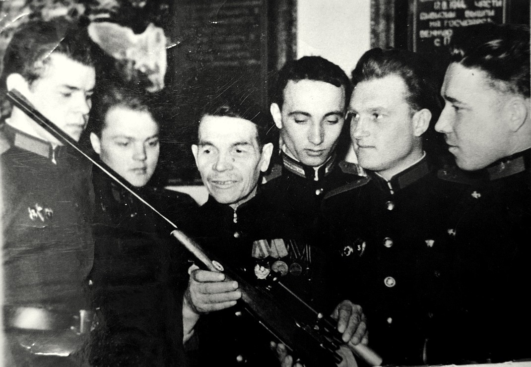 Колганов Дмитрий Семёнович на встрече с солдатами