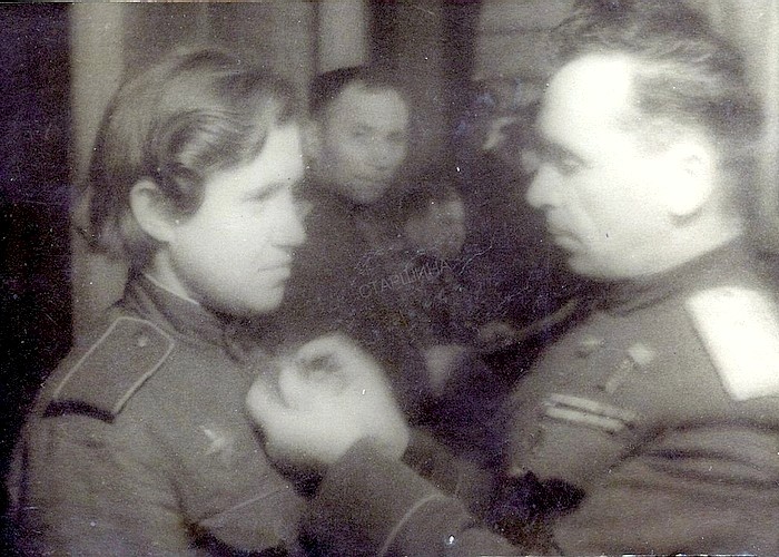 Генерал П. И. Батов вручает награду снайперу А. Ф. Касаткиной.