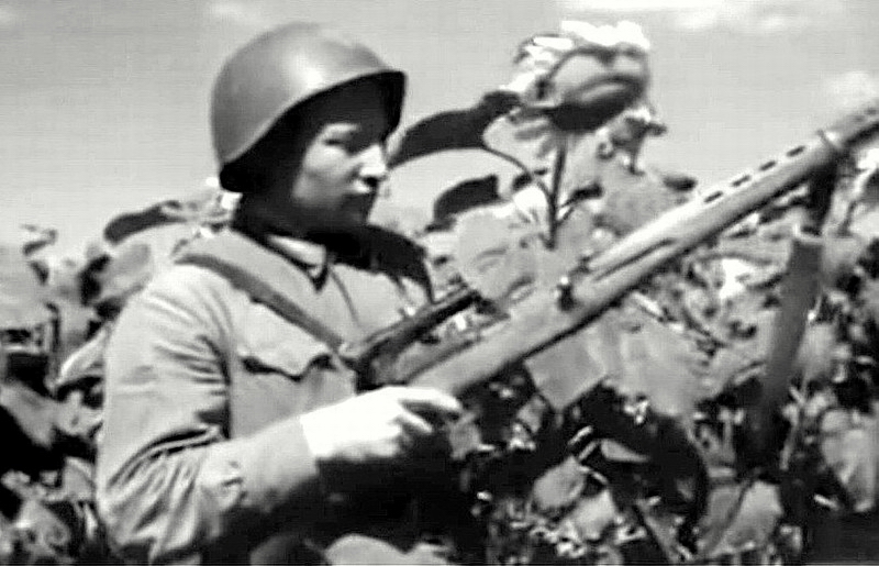 Снайпер старшина Сурков Михаил Ильич, 1942 г.