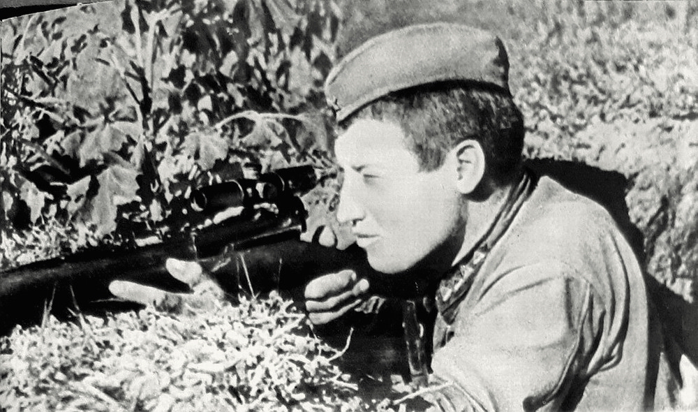 Снайпер старшина Сурков Михаил Ильич на огневой позиции, 1942 г.